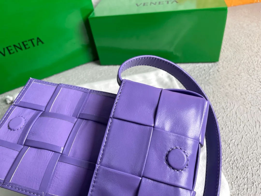 Special price 400🉐️Bottega Veneta/Bottega Veneta 2021 new product CASSETTE woven cross-body shoulder bag BV bag, single internal zipper pocket, magnetic buckle opens and closes, the original oil-waxed cowhide may have texture derived from the original style of the leather, skin spots and other surface marks are normal, please do not worry. Style number: 6813#, color: lavender origin: Italy mini size: 13*9.5*5cm